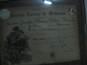 El Título de Maestra de la Escuela Normal de Matanzas otorgado a la señora Grinalda Valdés Morales el 11 de Julio de 1947. Ella fue una de las excelentes y queridas maestras del Autor. Foto Feb. 2009