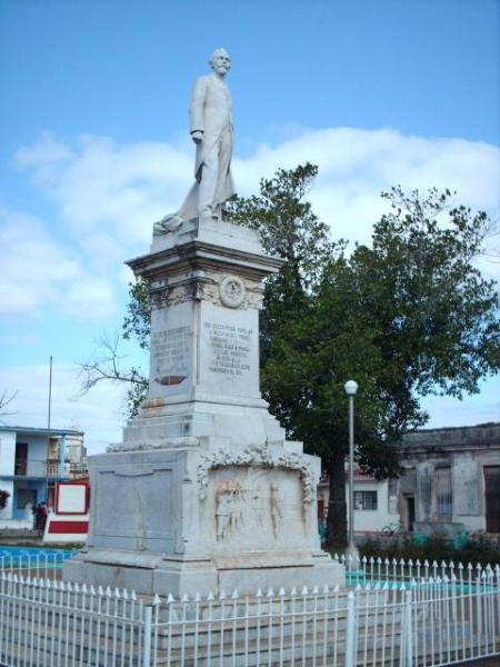 Monumento en honor a Domingo Mujica Carratalá, inaugurado el 10 de Octubre  de 1919 en el parque del mismo nombre en Jovellanos.